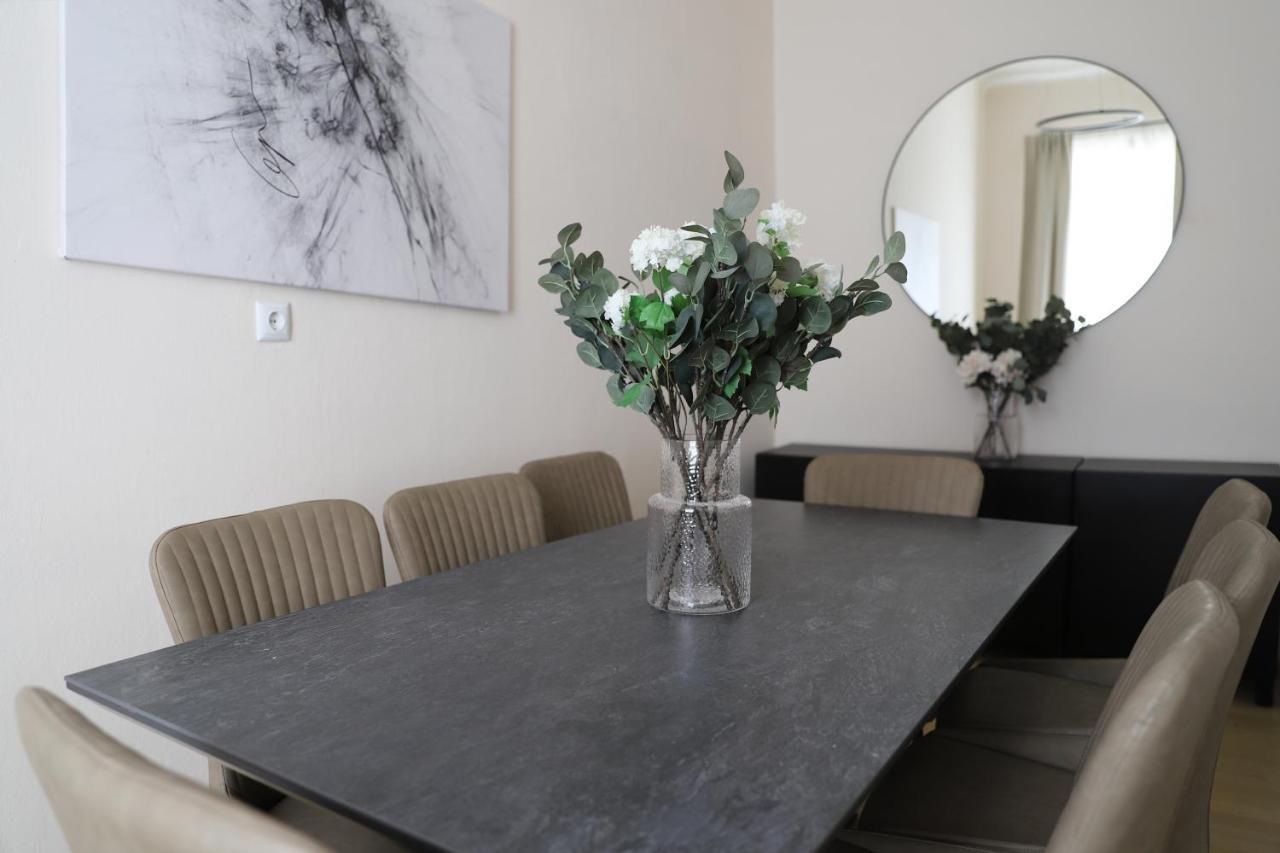 Spacious Apartment, 3 Min To U6 Metro Apartment