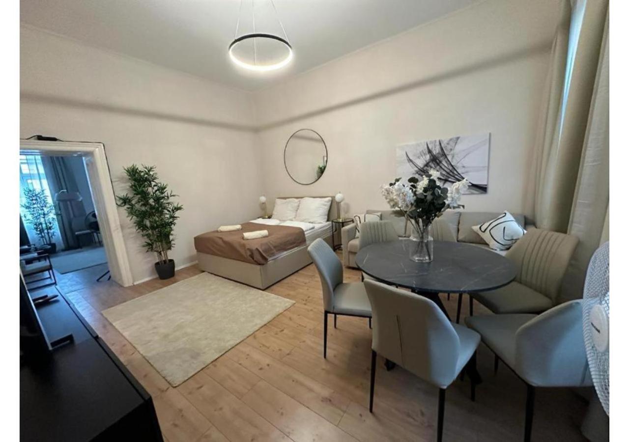 Apartment Spacious Apartment, 3 Min To U6 Metro