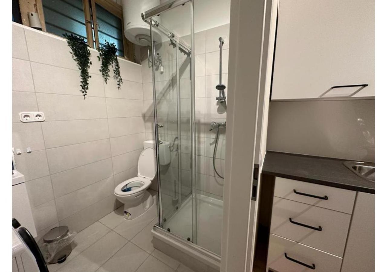 Spacious Apartment, 3 Min To U6 Metro Apartment