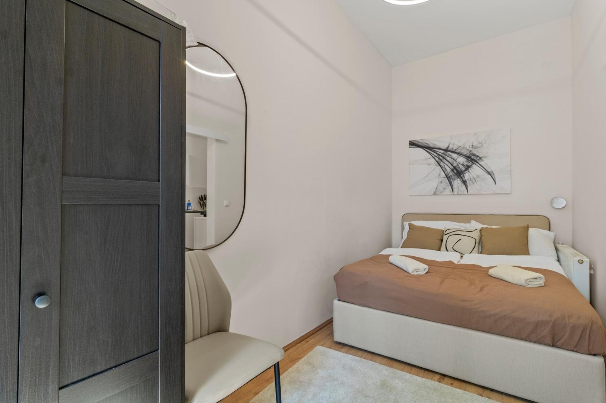 Apartment Spacious Apartment, 3 Min To U6 Metro