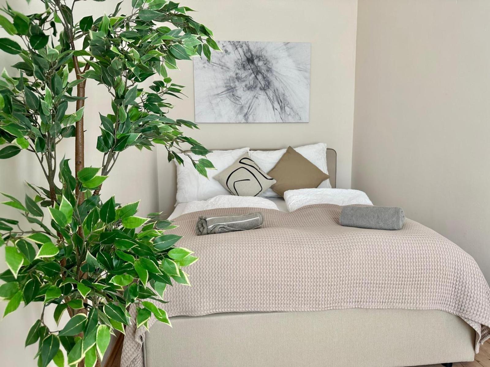 Spacious Apartment, 3 Min To U6 Metro *