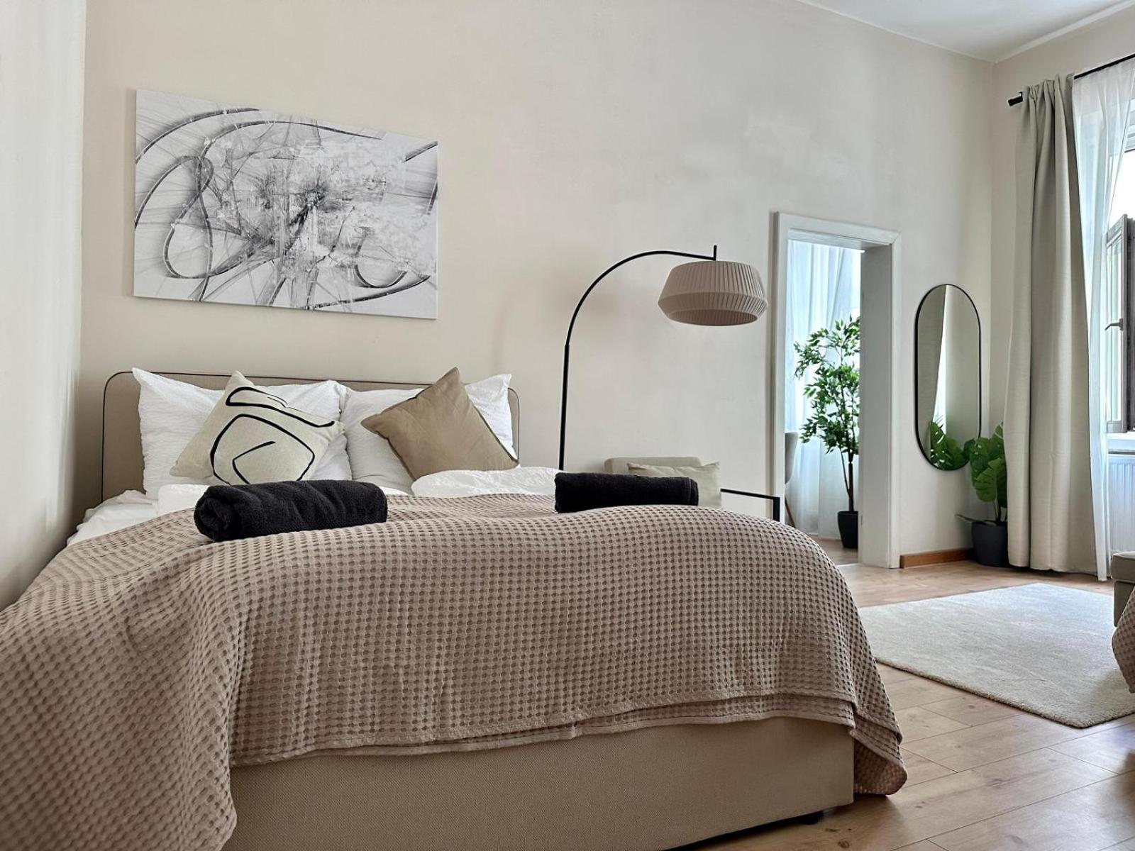 Apartment Spacious Apartment, 3 Min To U6 Metro