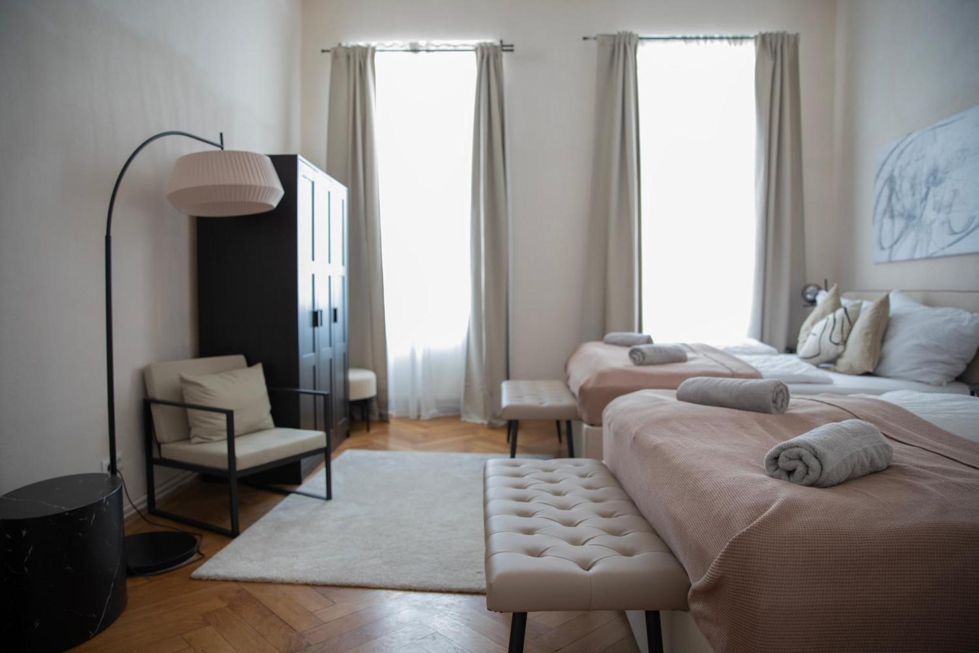 Spacious Apartment, 3 Min To U6 Metro Apartment