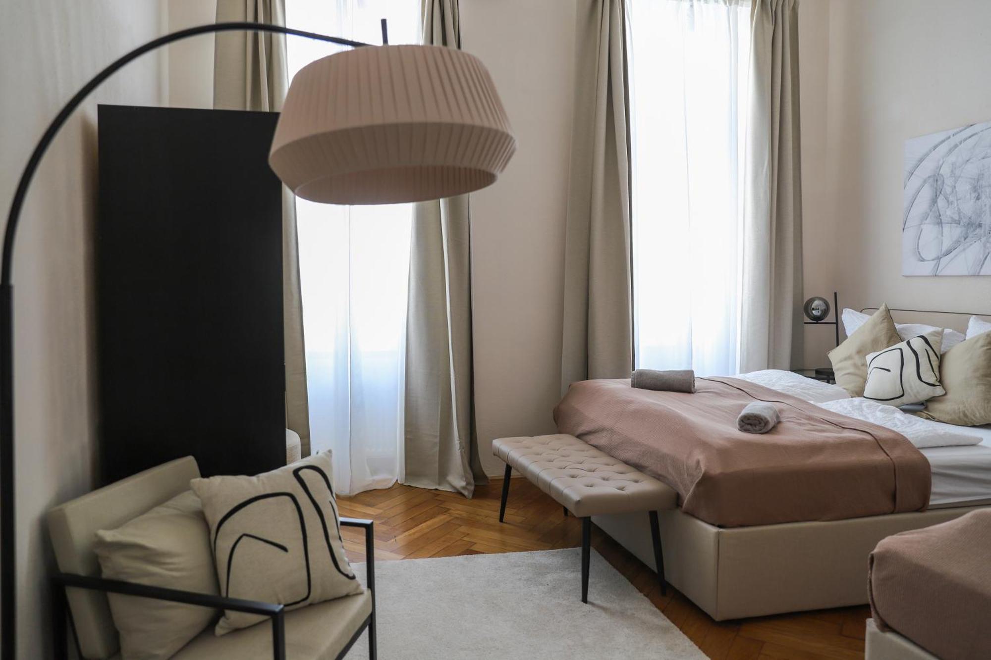 Apartment Spacious Apartment, 3 Min To U6 Metro *
