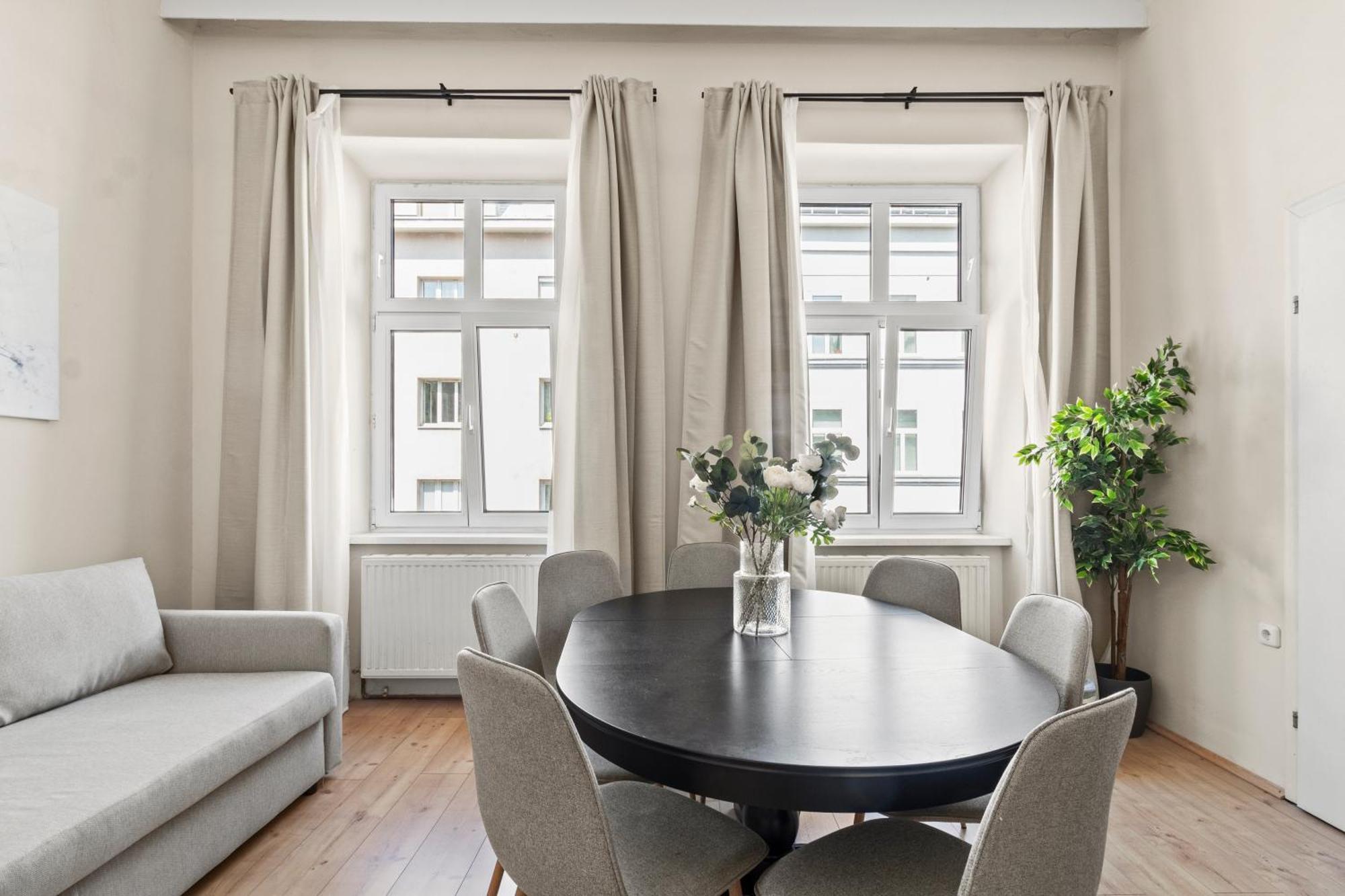 Spacious Apartment, 3 Min To U6 Metro Wien