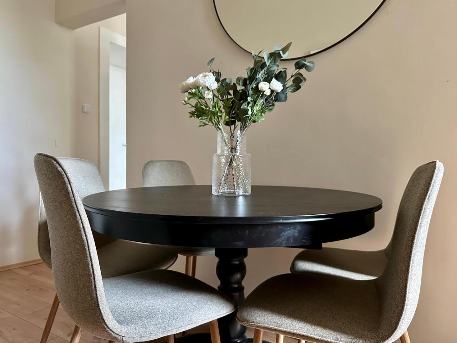 Spacious Apartment, 3 Min To U6 Metro Wien