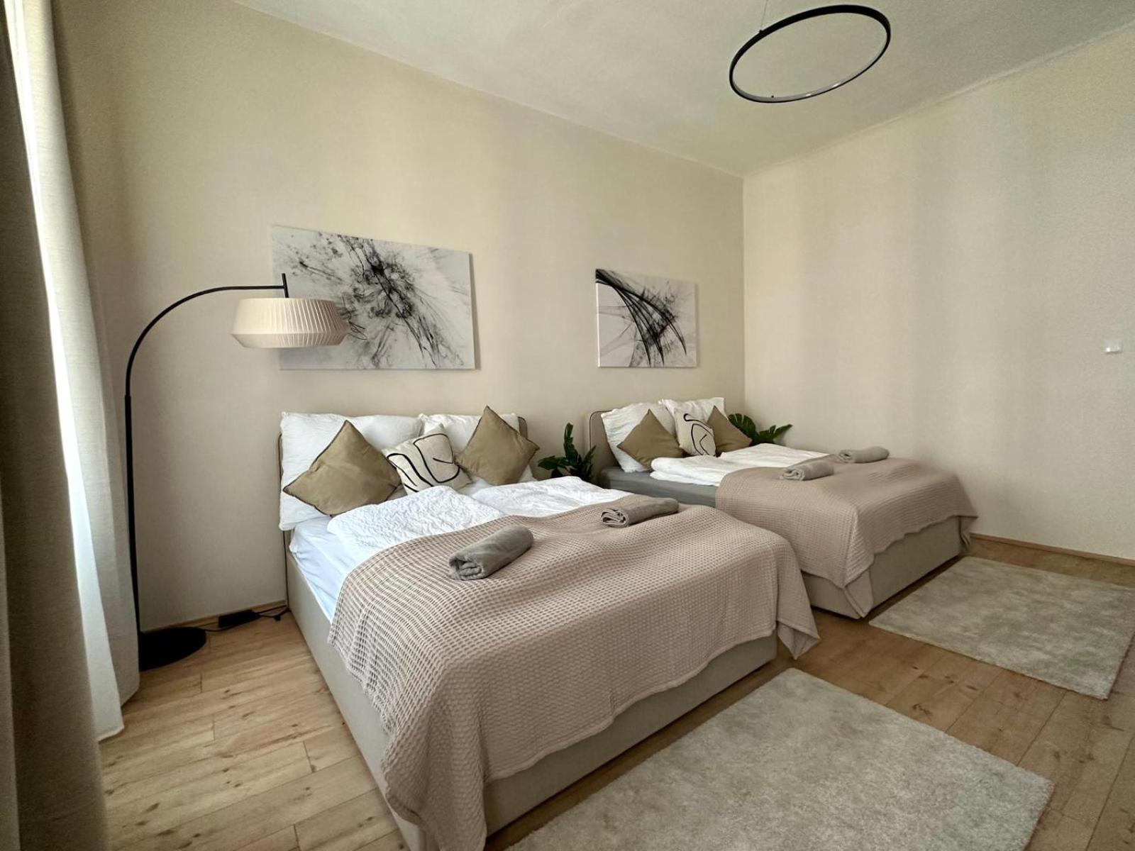 Spacious Apartment, 3 Min To U6 Metro Apartment Wien