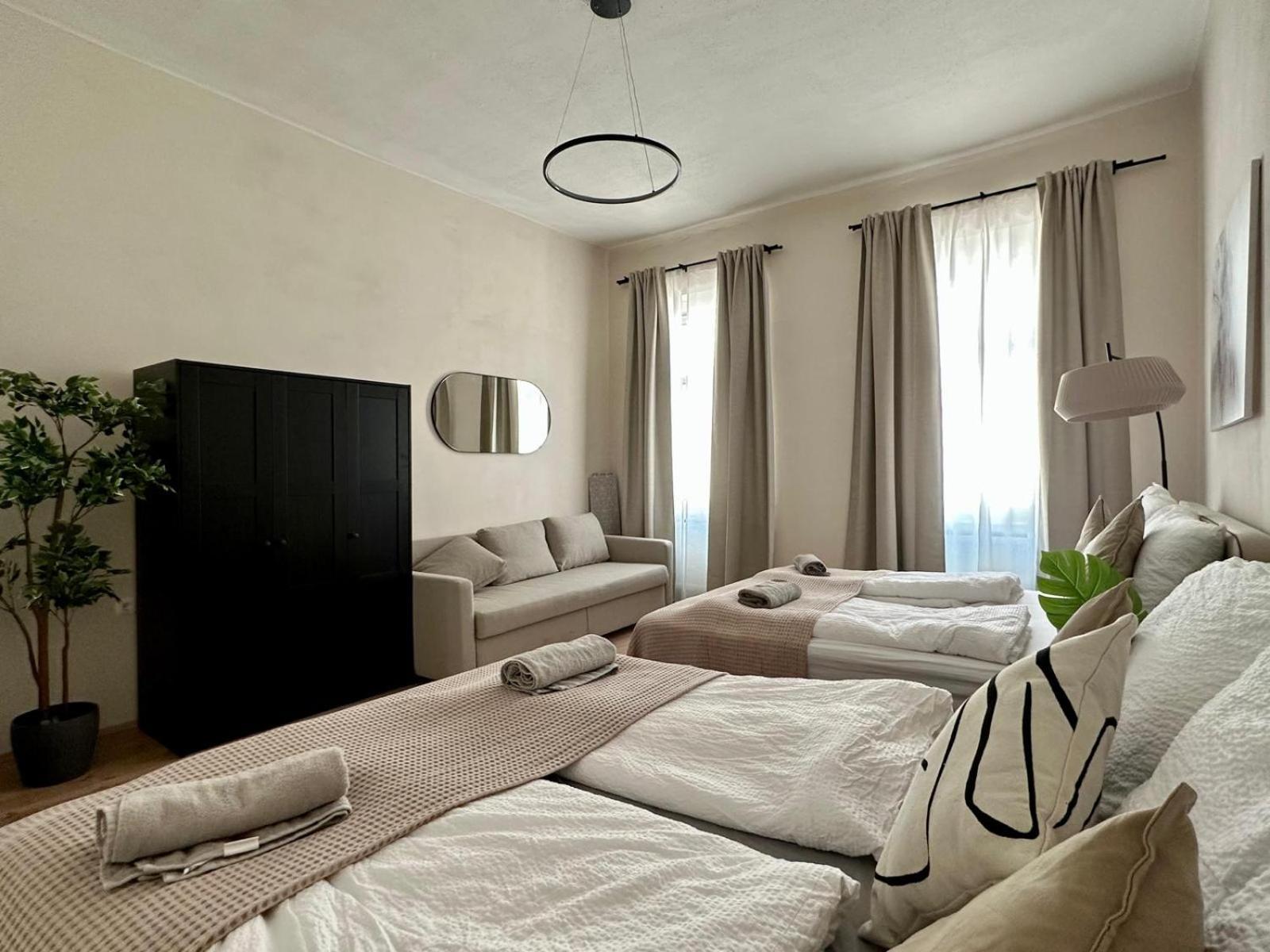 Spacious Apartment, 3 Min To U6 Metro * Wien