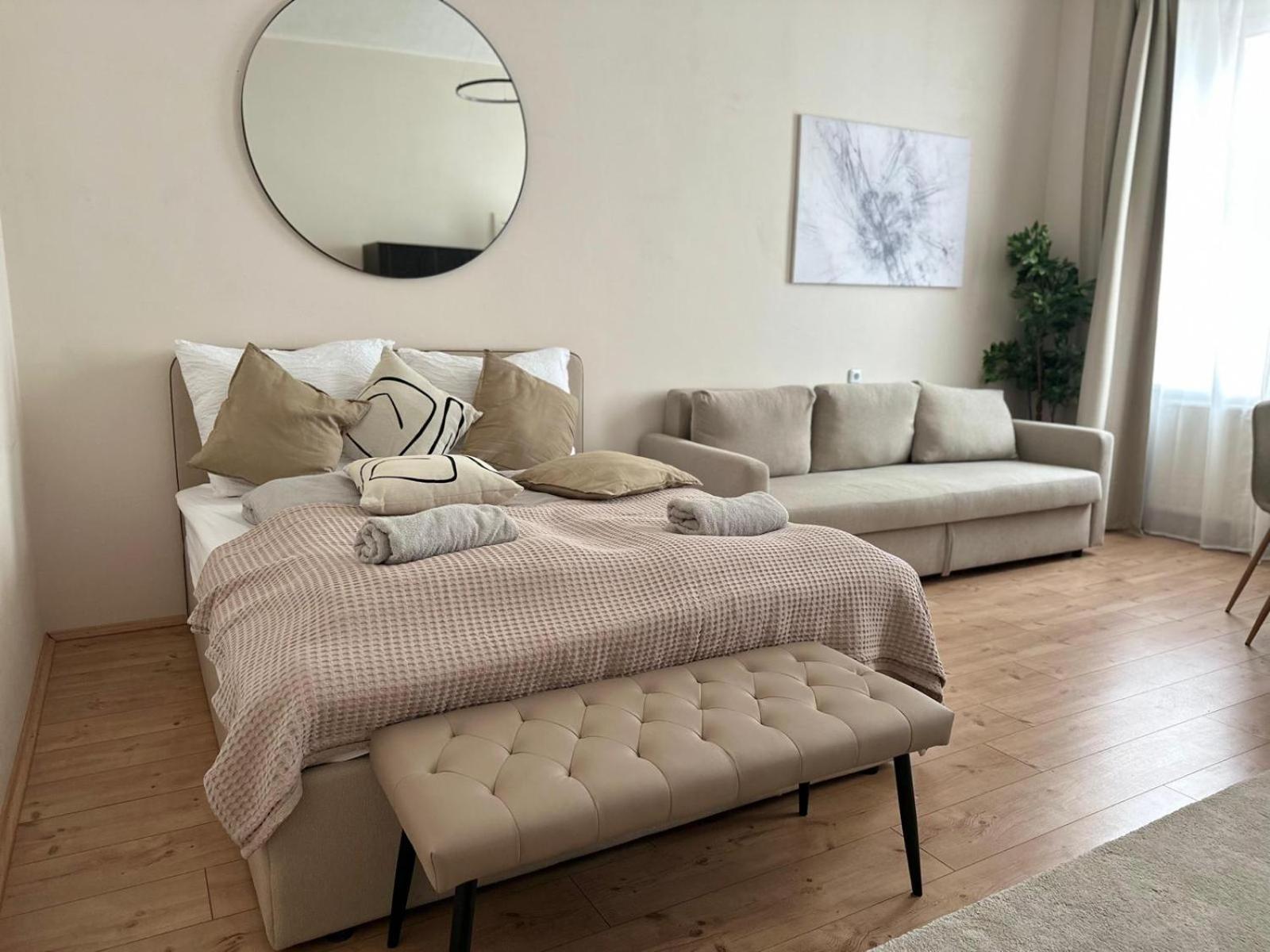 Spacious Apartment, 3 Min To U6 Metro Wien