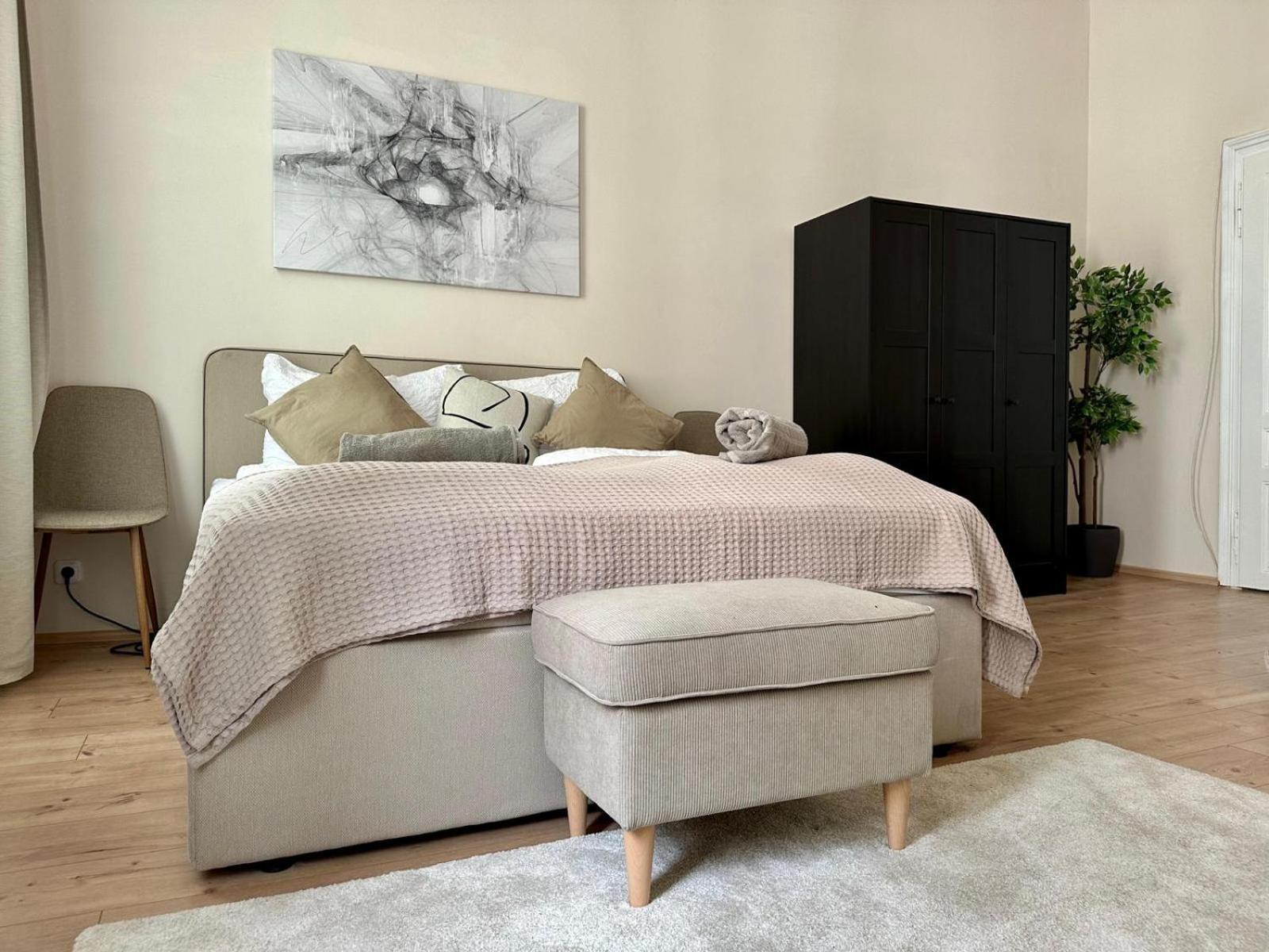 Spacious Apartment, 3 Min To U6 Metro Apartment Wien