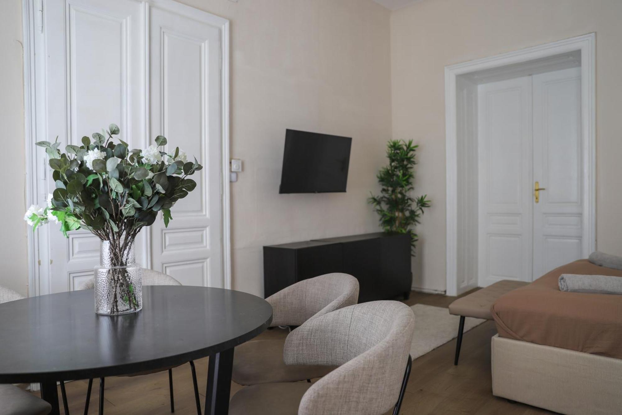 Spacious Apartment, 3 Min To U6 Metro Apartment Wien