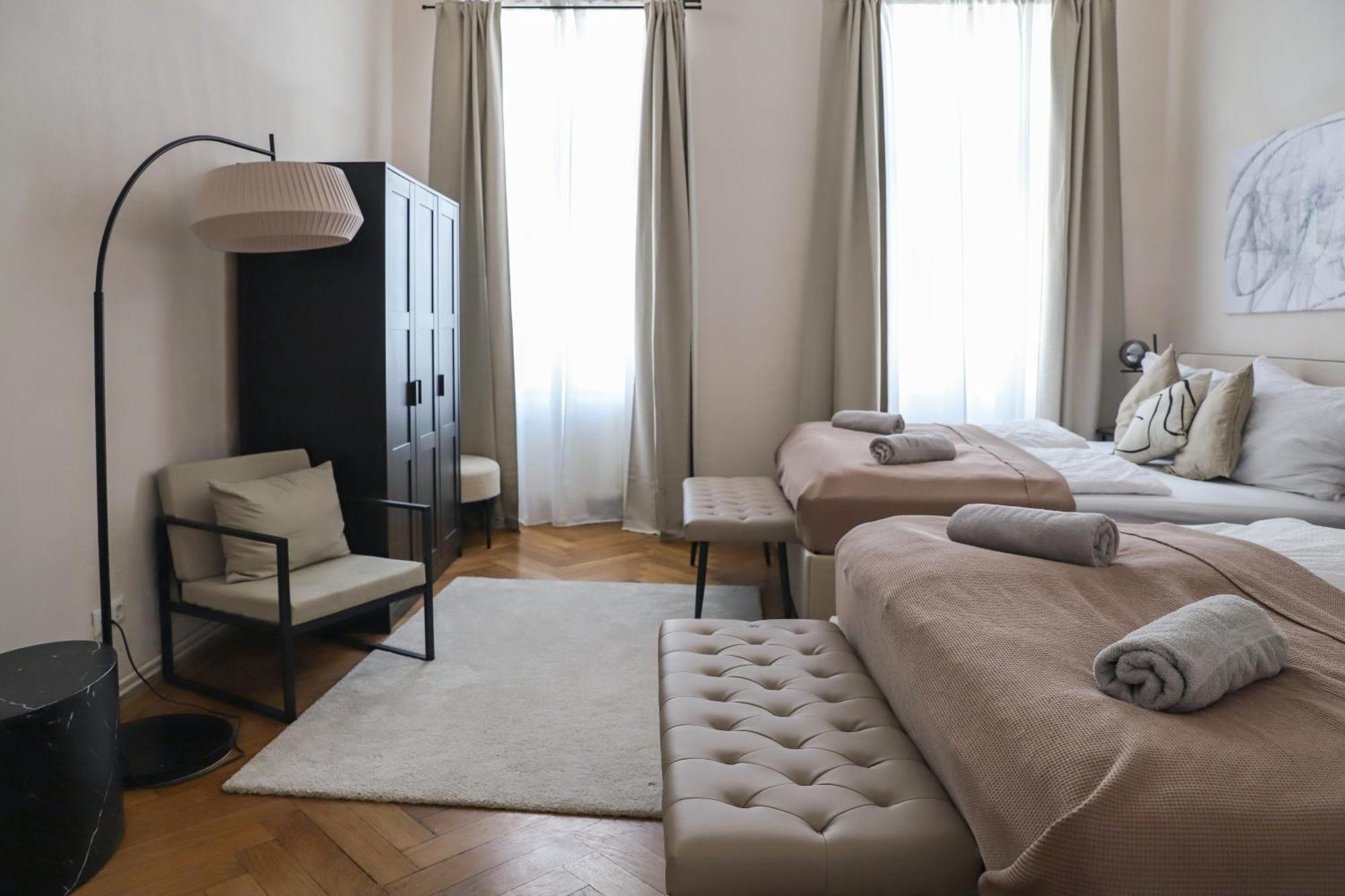 Spacious Apartment, 3 Min To U6 Metro Wien